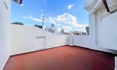 Venta de Casa 5 Amb. en Ramos Mejia S/lote 400M² C/Parque, Quincho y Piscina