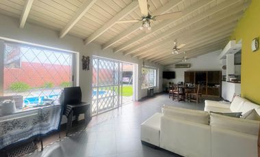 Venta de Casa 5 Amb. en Ramos Mejia S/lote 400M² C/Parque, Quincho y Piscina