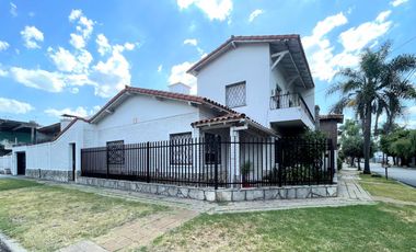 Venta de Casa 5 Amb. en Ramos Mejia S/lote 400M² C/Parque, Quincho y Piscina