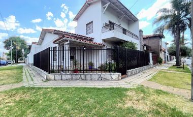 Venta de Casa 5 Amb. en Ramos Mejia S/lote 400M² C/Parque, Quincho y Piscina