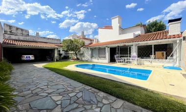 Venta de Casa 5 Amb. en Ramos Mejia S/lote 400M² C/Parque, Quincho y Piscina