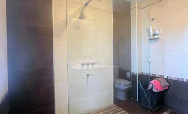 Venta de Casa 5 Amb. en Ramos Mejia S/lote 400M² C/Parque, Quincho y Piscina