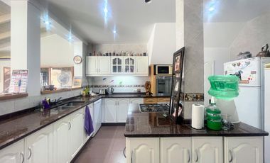 Venta de Casa 5 Amb. en Ramos Mejia S/lote 400M² C/Parque, Quincho y Piscina