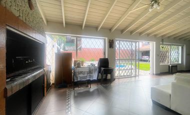 Venta de Casa 5 Amb. en Ramos Mejia S/lote 400M² C/Parque, Quincho y Piscina