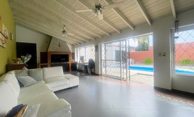 Venta de Casa 5 Amb. en Ramos Mejia S/lote 400M² C/Parque, Quincho y Piscina