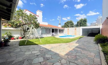 Venta de Casa 5 Amb. en Ramos Mejia S/lote 400M² C/Parque, Quincho y Piscina