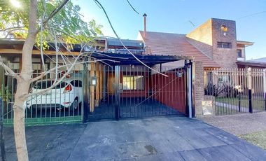 Venta PH 3 ambientes con jardin, parrilla y cochera en Castelar Norte.