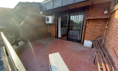 Venta PH 3 ambientes con jardin, parrilla y cochera en Castelar Norte.