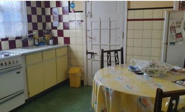 CASA 4 AMBIENTES SOBRE LOTE DE 330m2 en magnasco y solis