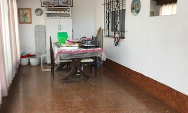 CASA 4 AMBIENTES SOBRE LOTE DE 330m2 en magnasco y solis