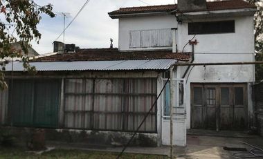 CASA 4 AMBIENTES SOBRE LOTE DE 330m2 en magnasco y solis
