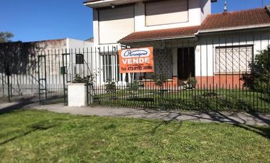CASA 4 AMBIENTES SOBRE LOTE DE 330m2 en magnasco y solis
