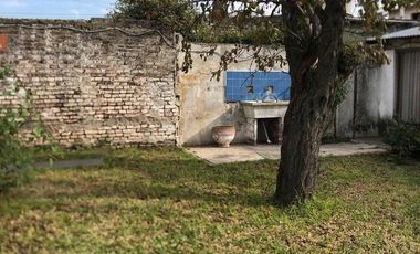 CASA 4 AMBIENTES SOBRE LOTE DE 330m2 en magnasco y solis