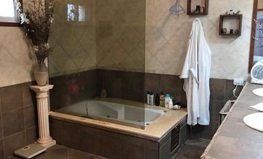 CHALET DE CATEGORIA 5 AMBIENTES EN BARRIO ALFAR