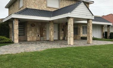 CHALET DE CATEGORIA 5 AMBIENTES EN BARRIO ALFAR