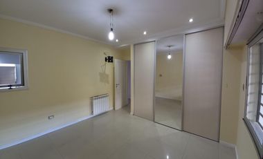 Casa en venta de 5 ambientes con cochera, jardín y quincho