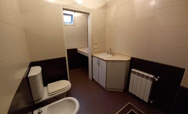 Casa en venta de 5 ambientes con cochera, jardín y quincho