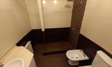 Casa en venta de 5 ambientes con cochera, jardín y quincho