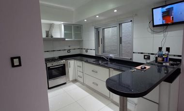 Casa en venta de 5 ambientes con cochera, jardín y quincho