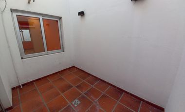 Casa en venta de 5 ambientes con cochera, jardín y quincho