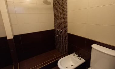 Casa en venta de 5 ambientes con cochera, jardín y quincho