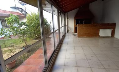 Casa en venta de 5 ambientes con cochera, jardín y quincho