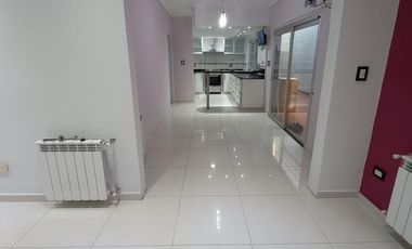 Casa en venta de 5 ambientes con cochera, jardín y quincho