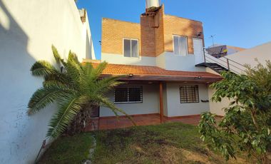Casa en venta de 5 ambientes con cochera, jardín y quincho