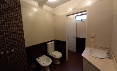 Casa en venta de 5 ambientes con cochera, jardín y quincho