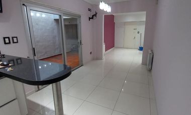 Casa en venta de 5 ambientes con cochera, jardín y quincho