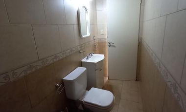 Casa en venta de 5 ambientes con cochera, jardín y quincho