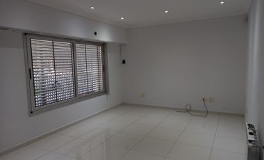 Casa en venta de 5 ambientes con cochera, jardín y quincho