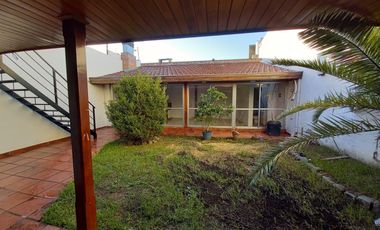 Casa en venta de 5 ambientes con cochera, jardín y quincho