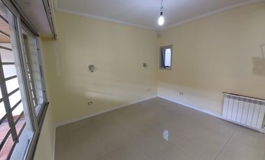 Casa en venta de 5 ambientes con cochera, jardín y quincho