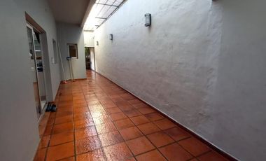 Casa en venta de 5 ambientes con cochera, jardín y quincho