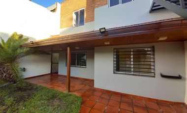 Casa en venta de 5 ambientes con cochera, jardín y quincho