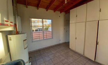 Casa en venta de 5 ambientes con cochera, jardín y quincho