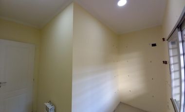 Casa en venta de 5 ambientes con cochera, jardín y quincho