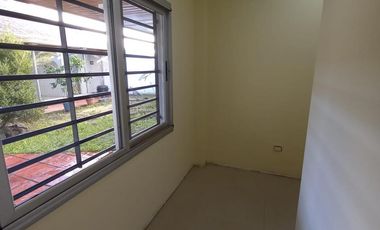 Casa en venta de 5 ambientes con cochera, jardín y quincho