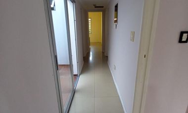 Casa en venta de 5 ambientes con cochera, jardín y quincho