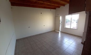 Casa en venta de 5 ambientes con cochera, jardín y quincho