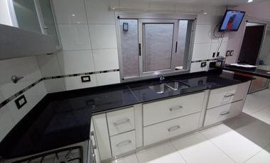 Casa en venta de 5 ambientes con cochera, jardín y quincho