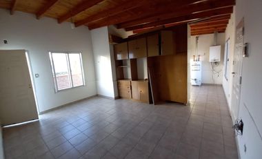 Casa en venta de 5 ambientes con cochera, jardín y quincho