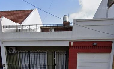 Casa en venta de 5 ambientes con cochera, jardín y quincho