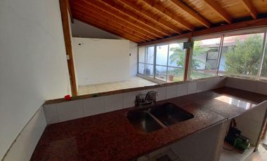 Casa en venta de 5 ambientes con cochera, jardín y quincho