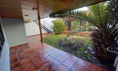 Casa en venta de 5 ambientes con cochera, jardín y quincho