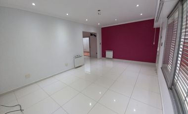 Casa en venta de 5 ambientes con cochera, jardín y quincho