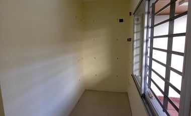 Casa en venta de 5 ambientes con cochera, jardín y quincho