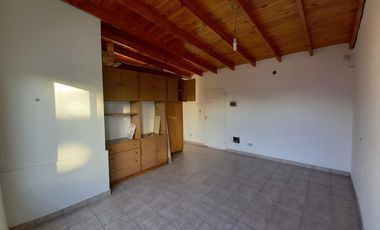 Casa en venta de 5 ambientes con cochera, jardín y quincho
