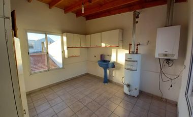 Casa en venta de 5 ambientes con cochera, jardín y quincho